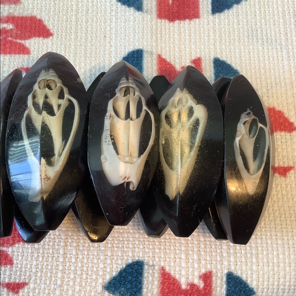 Vintage Ebony & Lucite Embedded Shell Elasticized Bracelet - Picture 8 of 8
